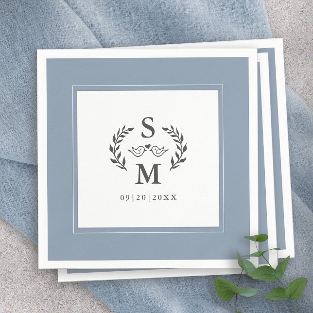 Guardanapo De Papel Casamento Elegante Monograma Festa de Crest Dusty  (Elegant Wedding Monogram Crest Wreath Dusty Blue Napkins)