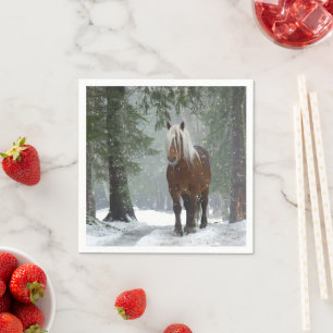 Guardanapo De Papel Cavalo marrom em uma floresta de inverno com neve