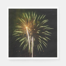 Celebração de Feriado com Fogos de Artifício Verde