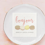 Guardanapo De Papel Chá de panela Bonjour French Macarons<br><div class="desc">Bonjour! Adicione um toque de estilo parisiense ao seu chá de panela com estes bonito guardanapos. Design apresenta quatro deliciosas ilustrações macarônicas francesas em cor-de-rosa pastel,  marfim,  tan e amarelo-pálido,  com "Bonjour" em letras escritas à mão cor-de-rosa-pêssego. Personalize com o nome do convidado de honra para um toque personalizado.</div>