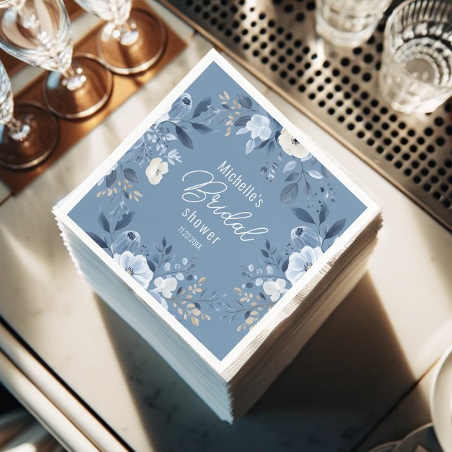 Guardanapo De Papel Chá de panela Floral Azul Moderno (A stack of stylish napkins featuring a modern dusty blue floral design and personalized text.)
