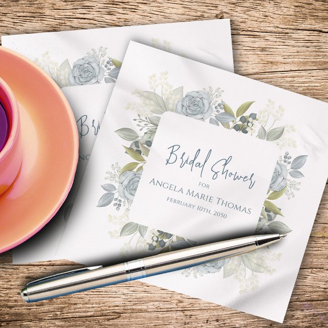Guardanapo De Papel Chuva de Noiva Elegante Caligrafia Azul Floral (Blue floral Bridal Shower Napkins with stylish calligraphy script. )
