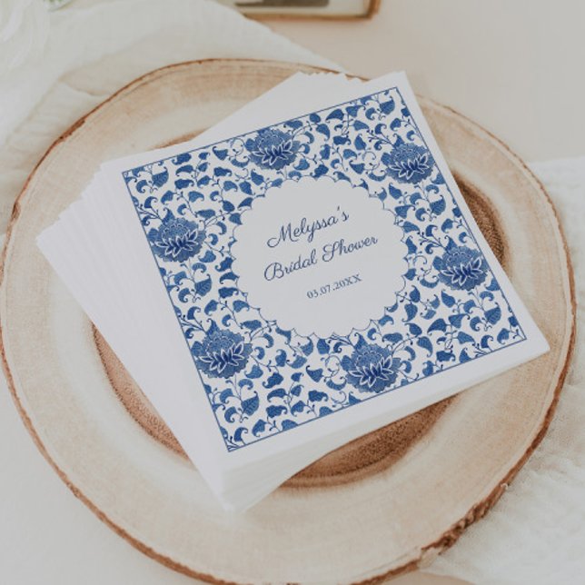 Guardanapo De Papel Chuveiro de Noiva Floral Azul e Branco Chinoiserie (Chinoiserie Chic bridal shower napkins featuring an all-over hand-painted blue and white print)