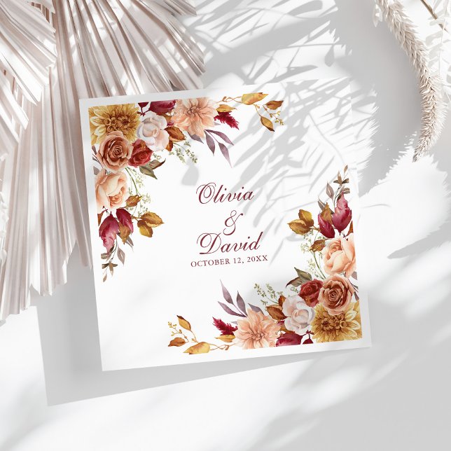 Guardanapo De Papel De Jantar Boho Modern Burnt Orange Terracotta Casamento Flor (Boho Modern Burnt Orange Terracotta Floral Wedding Paper Dinner Napkins on a sunny boho white table.)