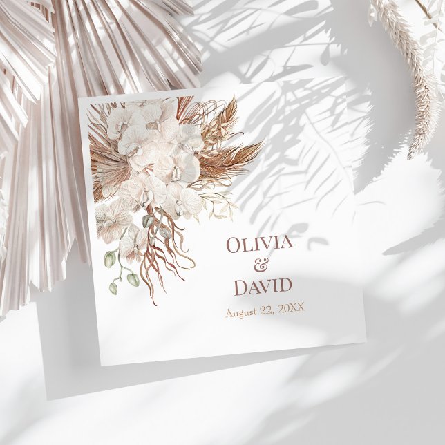 Guardanapo De Papel De Jantar Boho Neutral Pampas Grass Wedkins (Boho Neutral Pampas Grass Wedding Napkins on a sunny white table with white dry palm leaf.)