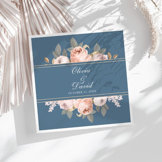 Guardanapo De Papel De Jantar Casamento Boho Azul e Peônias Rosadas (Boho Blue and Blush Peonies Wedding Paper Dinner Napkins on a sunny white table.)