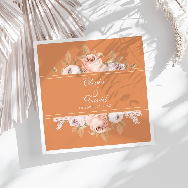Guardanapo De Papel De Jantar Casamento Boho Peônias Damasco (Boho Apricot Peonies Wedding Paper Dinner Napkins on a sunny white table.)