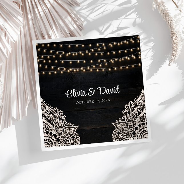 Guardanapo De Papel De Jantar Casamento de Elegância Russa Negra e Branca Napkin (Black and White Rustic Elegance Wedding Napkins on a sunny white table.)