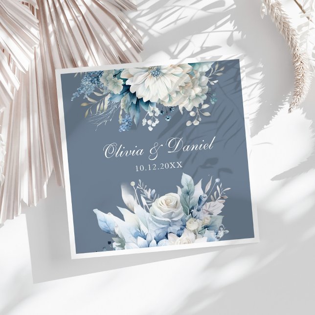 Guardanapo De Papel De Jantar Casamento de Flores Selvagens Azuis Modernas (Modern Dusty Blue Wildflowers Wedding Paper Dinner Napkins on a sunny white table.)