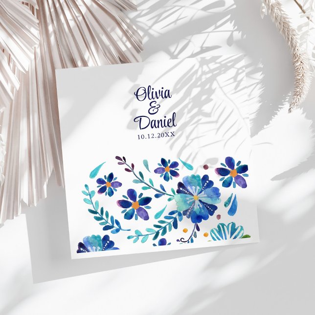 Guardanapo De Papel De Jantar Casamento Floral Mexicano Azul e Branco (Blue and White Mexican Floral Fieasta Wedding Paper Dinner Napkins on a sunny white table.)
