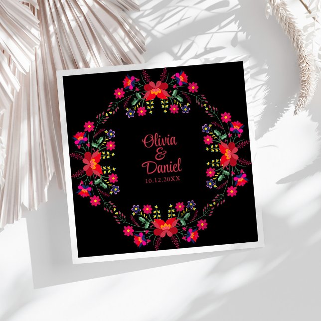 Guardanapo De Papel De Jantar Casamento Floral Mexicano-Negro e Vermelho Fiesta (Black and Red Mexican Floral Fiesta Wedding Paper Dinner Napkins on a sunny white table.)