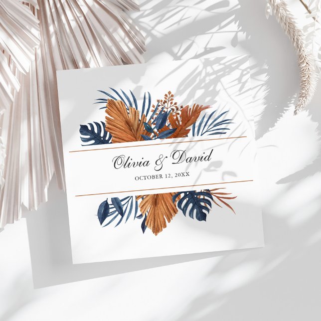 Guardanapo De Papel De Jantar Casamento Rustic Midnight Blue Monstera Napkins (Rustic Midnight Blue Monstera Wedding Napkins on a sunny white table.)