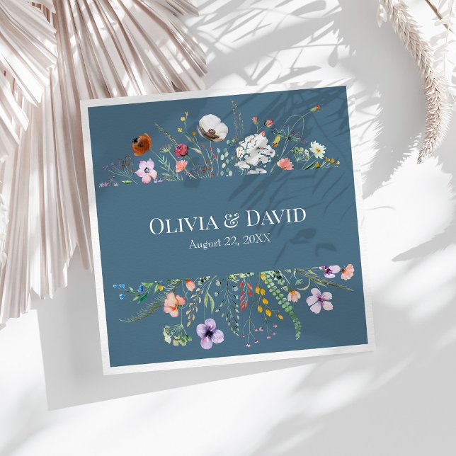 Guardanapo De Papel De Jantar Dusty Blue Wildflower Meadow Wedkins (Dusty Blue Wildflower Meadow Wedding Napkins on a sunny boho white table with neutral dry flowers.)
