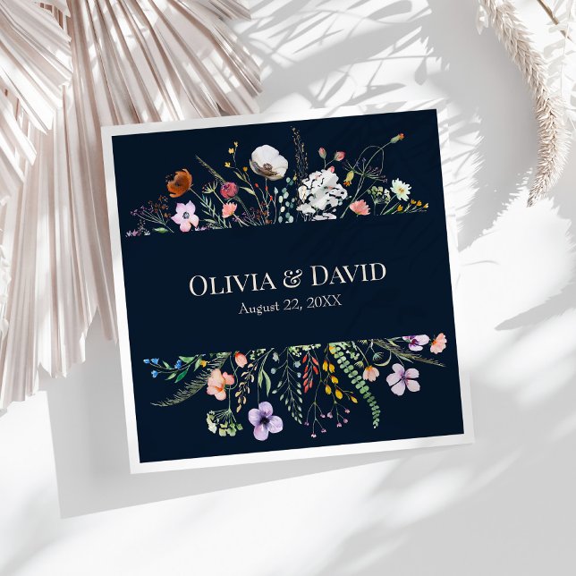 Guardanapo De Papel De Jantar Marinho Blue Wildflower Meadow Wedkins (Navy Blue Wildflower Meadow Wedding Napkins on a sunny white table.)