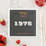 Guardanapo De Papel De Jantar Vintage 1975 Limited Edition 50th Birthday Napkins<br><div class="desc">Vintage 1975 Limited Edition 50th Birthday Napkins - Retro Party Decor Celebra um marco único na vida com estes Vintage 1975 Limited Edition 50th Birthday Napkins. Apresentando um design ousado retrô, esses guardanapos na moda são a adição perfeita para a celebração do jubileu do seu ouro. Seja para um homem...</div>