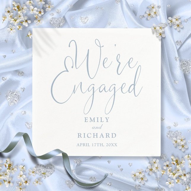 Guardanapo De Papel Dusty Blue somos Festa de noivado de Script Engage (Dusty Blue We're Engaged Script Engagement Party Napkins)