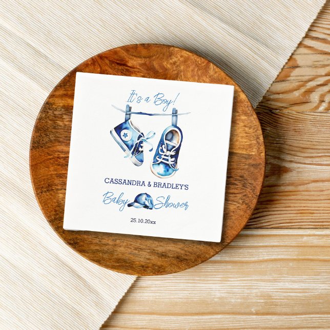 Guardanapo De Papel É um chá de fraldas de boné calçado de esportes pa (It's a boy baby shower tableware personalized napkins blue baby sports shoes hanging on a line cap)