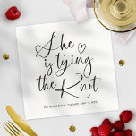 Guardanapo De Papel Ela É Chá de panela De casando<br><div class="desc">Um guardanapo simples e bonito para um chá de panela. Sua na moda e design de caligrafia elegante impressionam seus convidados. Você pode personalizá-lo para qualquer cor de sua escolha. Se você precisar de qualquer personalização,  como mudar a cor,  entre em contato comigo antes de comprar.</div>