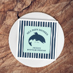 Guardanapo De Papel Ele está viciado em solteiro de pesca<br><div class="desc">Celebre a grande captura do noivo com estes guardanapos de solteiro de pesca "Ele está viciado"! Perfeito para fins de semana do lago, comemorações da cabana rústica ou festas com temas náuticos, esses guardanapos descartáveis apresentam texto divertido inspirado na pesca e podem ser personalizados com o nome do noivo para...</div>