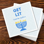 Guardanapo De Papel Engraçado "Sai", Quic Personalizou Menorah Hanukka<br><div class="desc">Adicione uma faísca festiva à sua comemoração de Hanukkah com estes bonitos guardanapos "Get Lit"! Apresentando uma ilustração ousada da menorah azul e um texto personalizável de nome de família, esses guardanapos trazem humor e personalidade para suas reuniões de feriados. A frase divertida e as cores vibrantes fazem delas uma...</div>