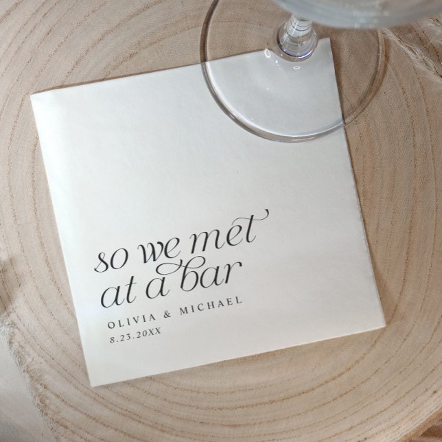 Guardanapo De Papel Então Nos Encontramos em um Bar Casamento Simples  (So we met at a bar personalized cocktail napkins for weddings and rehearsal dinners. Elegant fun)
