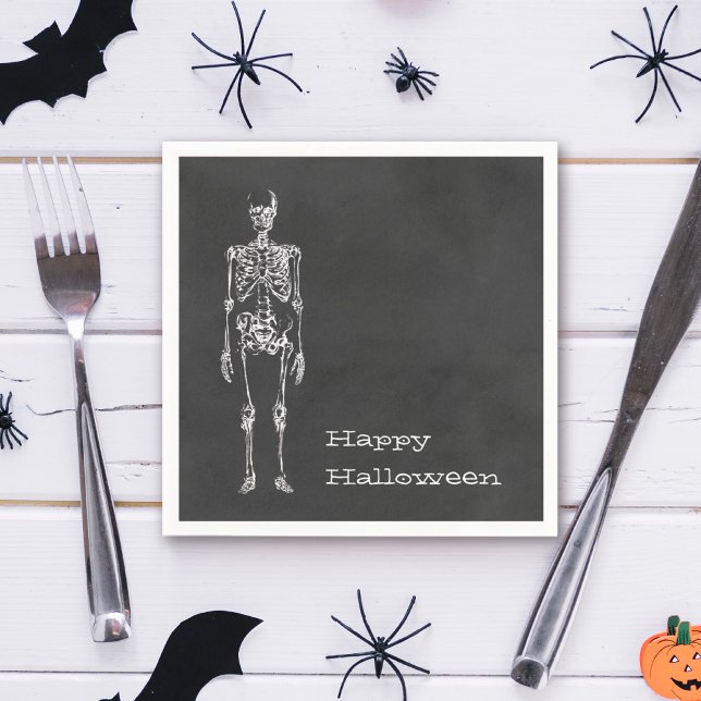 Guardanapo De Papel Festa de Dia das Bruxas de Espírito Negro de Branc (Decorate your Halloween party with this spooky Skeleton designed black charcoal napkin. )