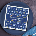 Guardanapo De Papel Festa Personalizada de Padrão de Chanucá Gira Drei<br><div class="desc">Bonitos guardanapos de festas de Hanukkah em azul bonito com um legal padrão de estrelas de judaísmo,  sonho para diversão jogos de Chanukah,  e a menorah judaica para um janto de festas ou reunião com sua sinagoga.</div>
