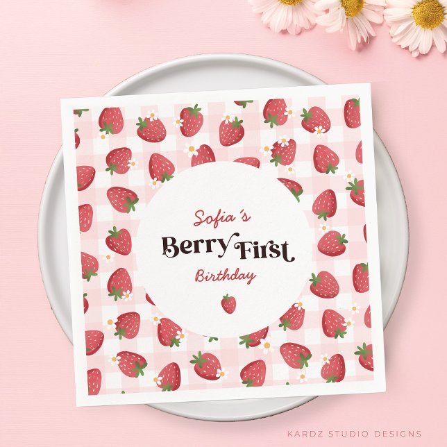 Guardanapo De Papel Fofa festa de um ano de morango berry (This personalized napkins have the size or a cocktail paper napkin. Perfect for a sweet birthday.)
