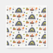 Fogueira e tenda de acampamento da família bonita