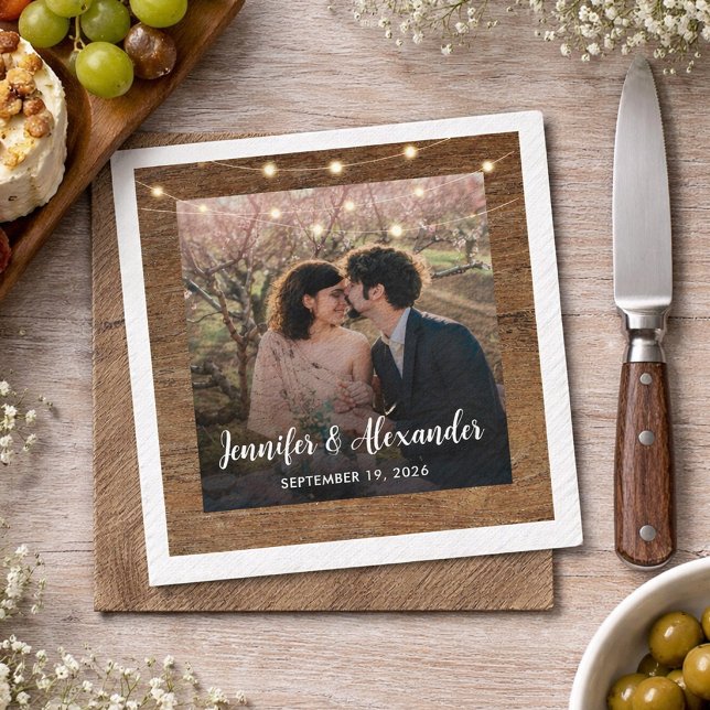 Guardanapo De Papel Foto de casamento com luzes de corda rústicas (Rustic string of lights photo wedding napkins. For your rustic country wedding party or dinner.)