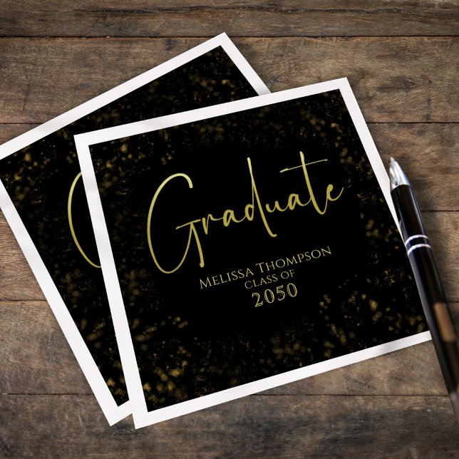 Guardanapo De Papel Graduação Aula de Caligrafia Black Gold Personaliz (Black and gold graduate napkins with elegant script and custom Class of year design.)