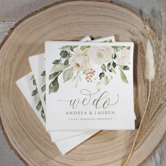 Guardanapo De Papel Greenery Foliage, Casamento Elegante Branco (Wedding napkins with greenery and white flowers with the text "we do" personalized names.)