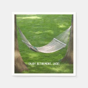 Guardanapo De Papel hammock da aposentadoria entre árvores
