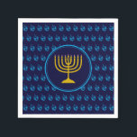 Guardanapo De Papel HANUKKAH | Dreidel Menorah BLUE Paper<br><div class="desc">Celebre sua fé alto e orgulhosa durante a temporada HANUKKAH com este PAPEL NAPKIN, azul-na moda e sonho ciano. O design mostra uma menorah dourada no centro, colocada contra um padrão de sonho azul ciano com fundo azul de médio. Este PAPEL NAPKIN é adequado para qualquer evento temático judeu, planejado...</div>