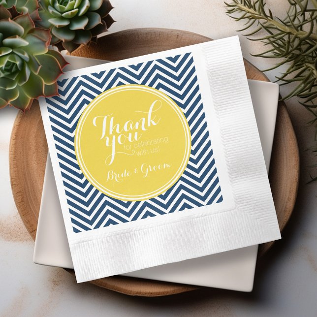 Guardanapo De Papel Marinho Blue Chevrons com Monograma Amarelo Person (Personalized Wedding Thank You Napkins)