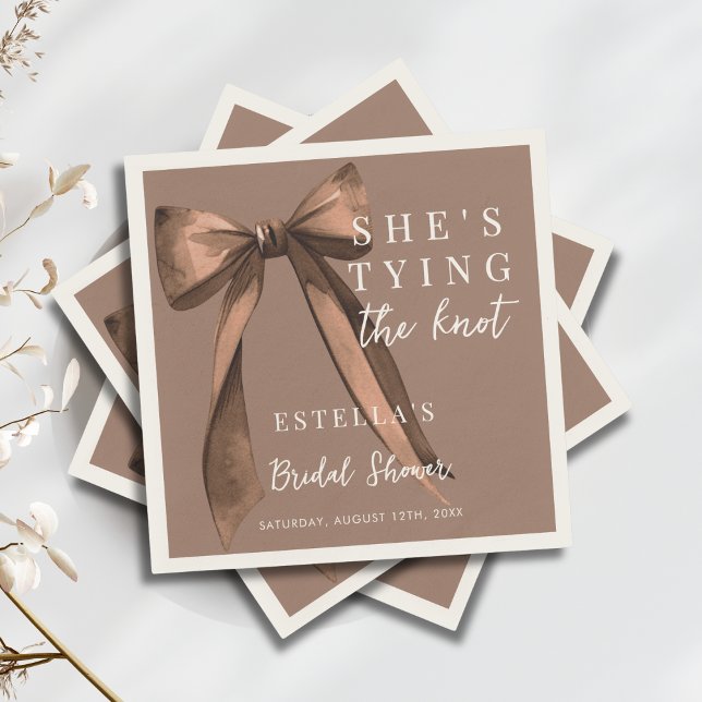 Guardanapo De Papel Mocha Brown Ela Está Amarrando O Laço Arco Chuveir (Criador carregado)