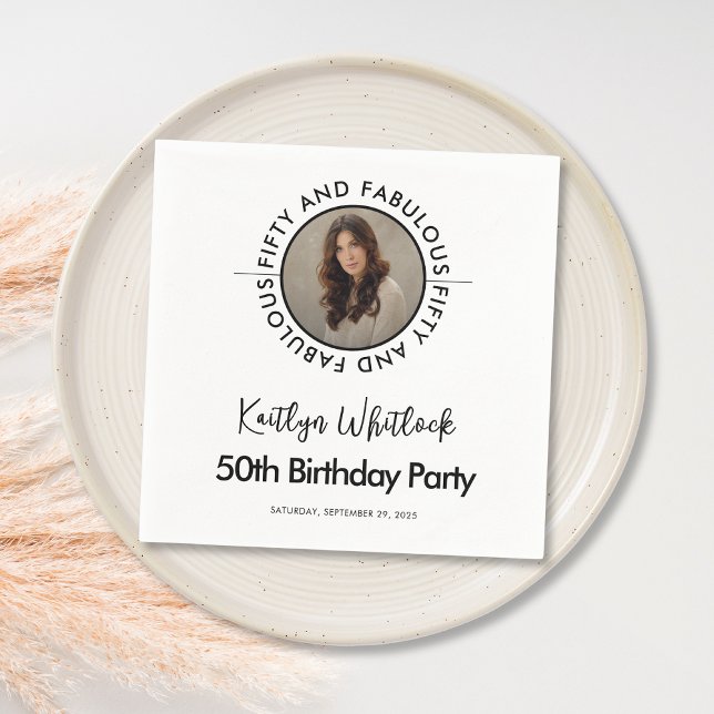 Guardanapo De Papel Moderno Ousado Preto Branco Cinquenta e Fabuloso (black and white fifty and fabulous 50th birthday party napkins with bold typography and script font)