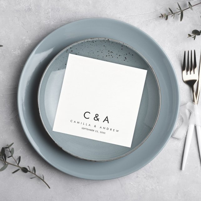 Guardanapo De Papel Monograma de Cásamento Simples Preto e Branco (Simple Modern Black and White Wedding Monogram Cocktail Hour Party Napkins with Names and Date.)