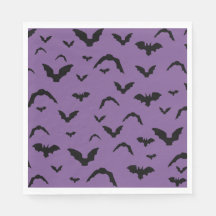 Morcegos voando no roxo