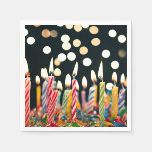 Guardanapo De Papel Muitas velas de aniversário em um bolo