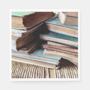 Guardanapo De Papel Muitos livros em uma cadeira velha