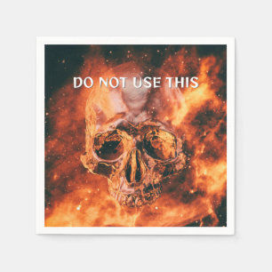 Guardanapo De Papel Não Use Este. Crânio flamejante no espaço