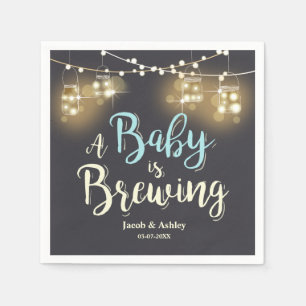 Guardanapo De Papel O bebê está fabricando cerveja o menino dos