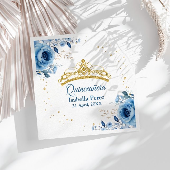 Guardanapo De Papel Quinceanera Dourada Tiara Glitter e Blue Floral (Quinceanera Gold Tiara Glitter and Blue Floral Napkins on a sunny table with white boho dry flowers)