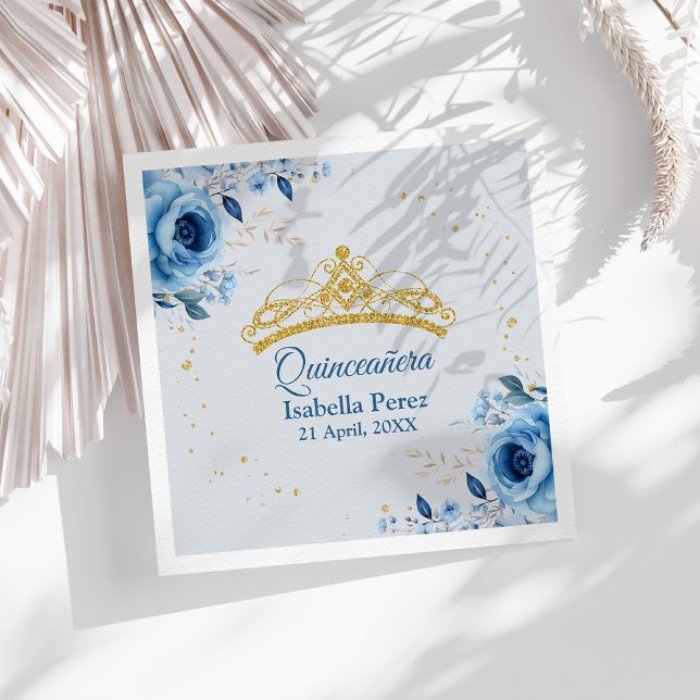 Guardanapo De Papel Quinceanera Dourada Tiara Glitter e Blue Floral (Quinceanera Gold Tiara Glitter and Blue Floral Napkins on a sunny table with white boho dry flowers)