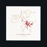 Guardanapo De Papel Red Bow Ela Está Amarrando o Nó Chá de Panela de N<br><div class="desc">Adicione um toque encantador e único ao seu chá de panela "Ela está dando o nó" com esses elegantes guardanapos de papel vermelho e dourado. Com uma delicada fita de aquarela em um rico e romântico tom de vermelho, eles trazem o equilíbrio perfeito de doçura e sofisticação para a decoração...</div>