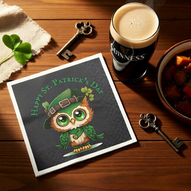 Guardanapo De Papel Rua. Coruja Verde do Dia de Patrick personalizada (Cute St. Patrick’s Day Owl Irish Green Holiday Napkins)