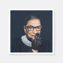 Ruth Bader Ginsburg com Luvas