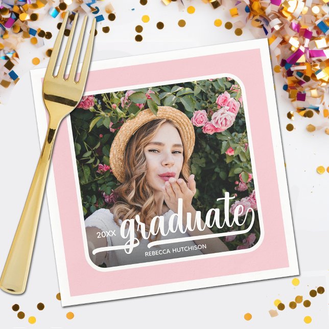 Guardanapo De Papel Script Bold de Fotografia do formando - Rosa (Your photo, name, class year and "Graduate" in a cool script on pink background party napkins)