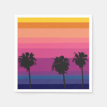 Sol vibrante com silhuetas de palmeiras